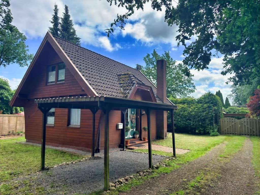 Immobilie in Westerstede - Den Sommer am eigenen Strand genießen - Gemütliches Ferienhaus am Badesee in Karlshof - Bild 2