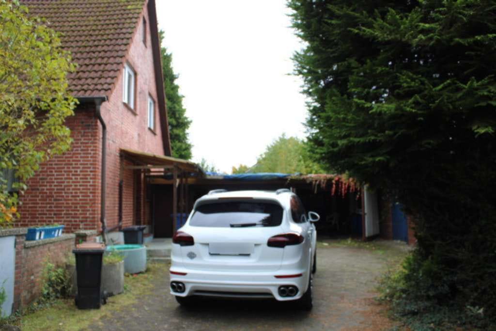 Immobilie in Rosengarten - Potenzial in Toplage: Sanierungsbedürftiges Zweifamilienhaus auf ca. 1.352 m² großem Eckgrundstück - Bild 1