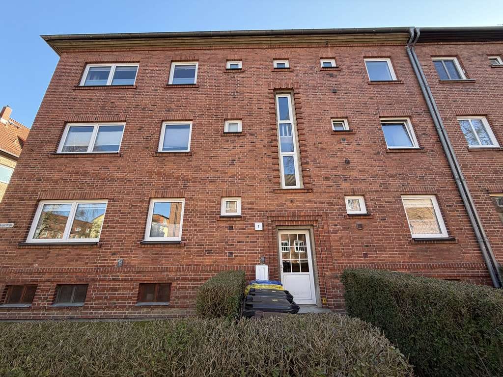 Immobilie in Rostock - solides Mehrfamilienhaus mit 8 WE, ca. 464 m² Grundstück und Garage - Bild 1