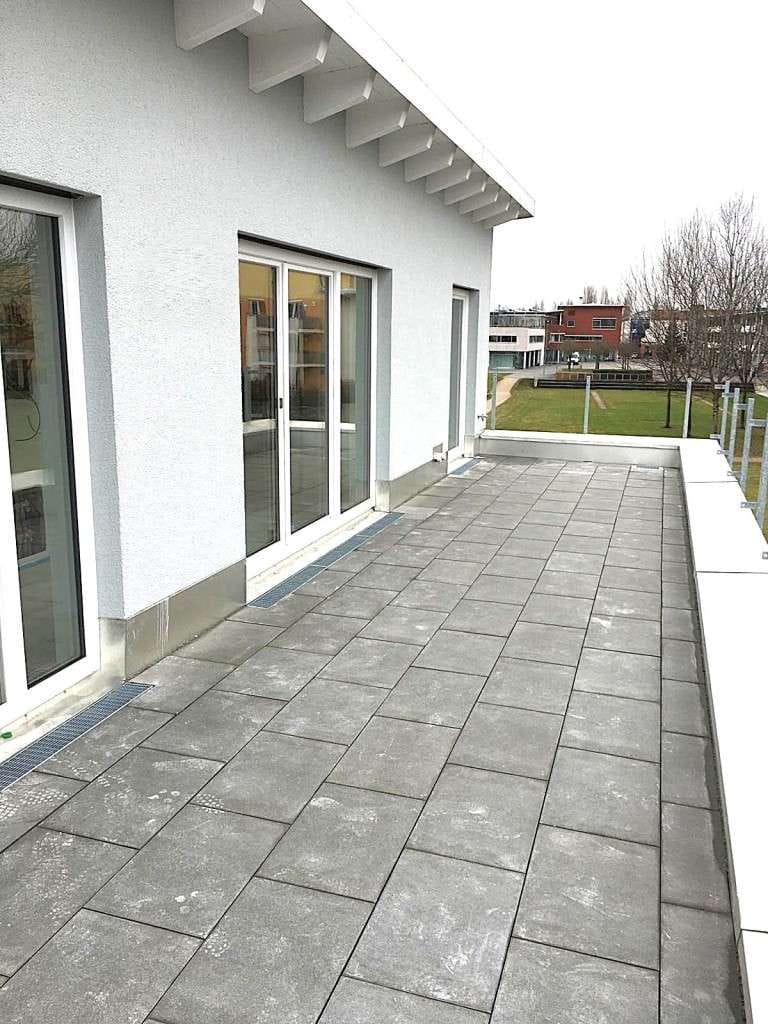 Immobilie in Hallbergmoos - **So schön kann Eigentum sein** Traumhafte 2 Zi.-Dachterr.-Whg. mit TG in Bestlage Hallbergmoos (S8) - Bild 2