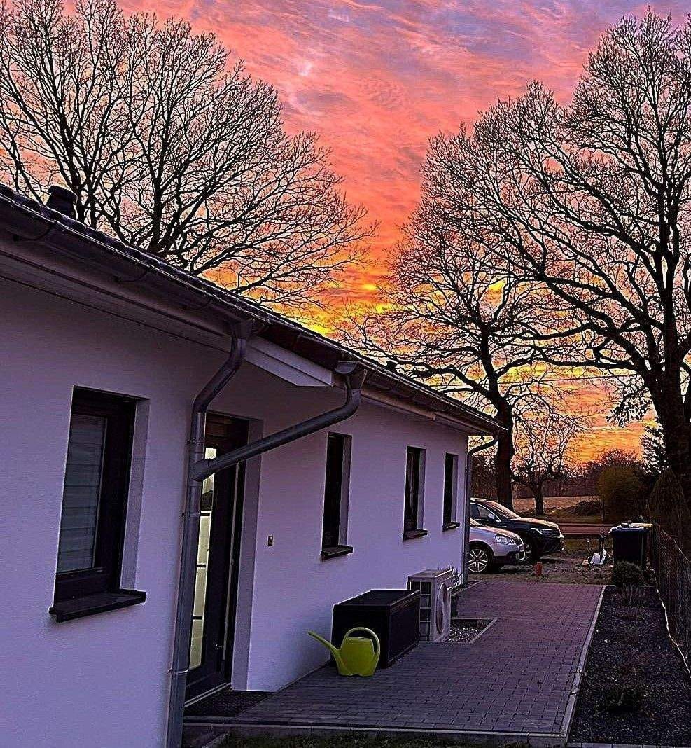 Immobilie in Dettmannsdorf - EH40 (A+) Bungalow von 2023 auf 885m² in 18334 Dettmannsdorf - 113m² Wohnfläche - 5 Zimmer - inkl. Küche, PV, Gartenhaus und wunderschöner Aussicht - Bild 0