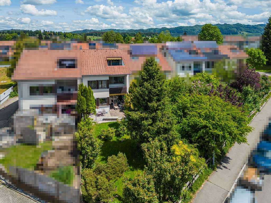 Immobilie in Isny im Allgäu - Familienfreundliches Reihenmittelhaus mit Garten und Dachterrasse nahe Naturschutzgebiet "Rotmoos" - Bild 1
