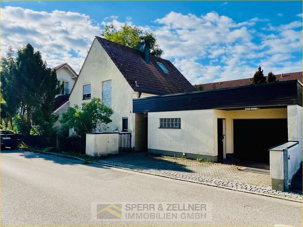 Immobilie in Markt Schwaben - Bestlage Markt Schwaben: Renovierungsbedürftiges Haus mit vielfältigen Möglichkeiten - Bild 0