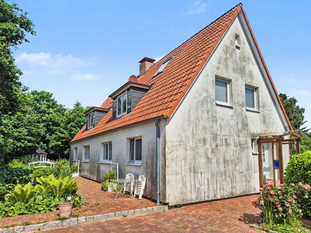 Immobilie in Sterup - Vielseitiges Wohnhaus mit drei Wohnungen, Fernwärme und idyllischem Teichgarten in Sterup - Bild 2