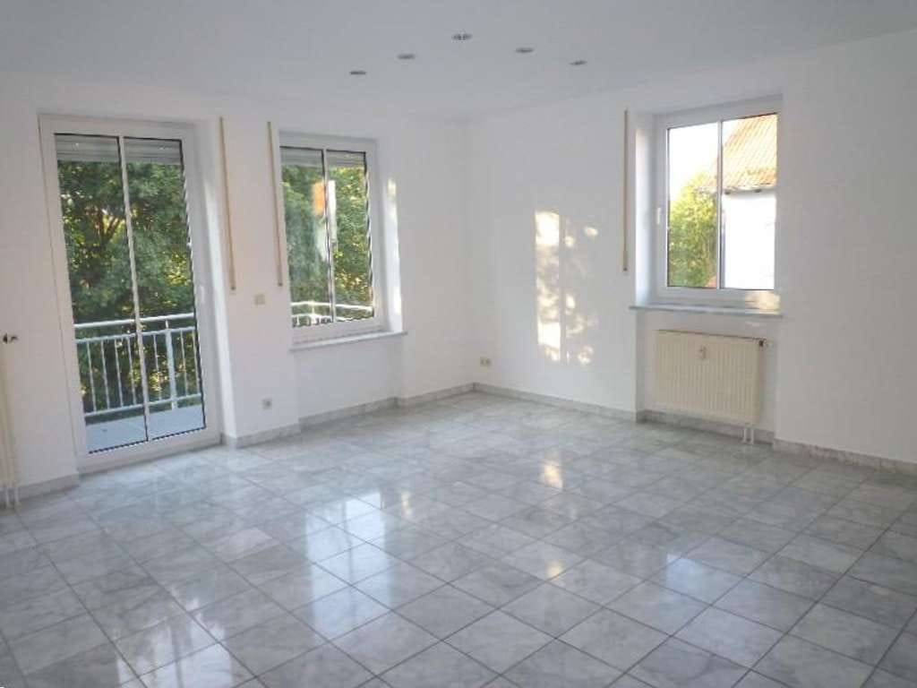 Immobilie in Langenbach - Moderne 3-Zimmer-Whg. mit Balkon, 2 TG-Stellplätzen und Blick ins Grüne - Bild 0