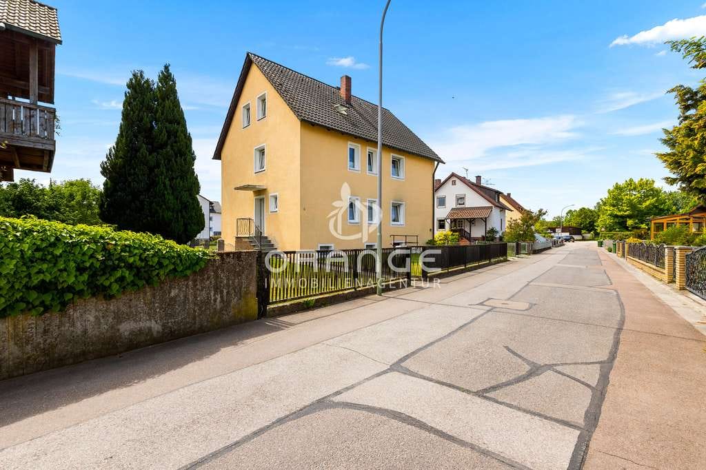 Immobilie in Schwandorf - ***solides Mehrfamilienhaus in gewachsener Lage*** - Bild 0
