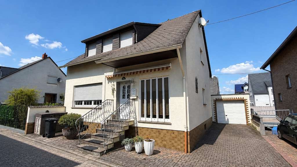 Immobilie in Kruft - Gepflegtes Einfamilienhaus mit Garage und sonnigem Garten in ruhiger Wohnlage - Bild 0