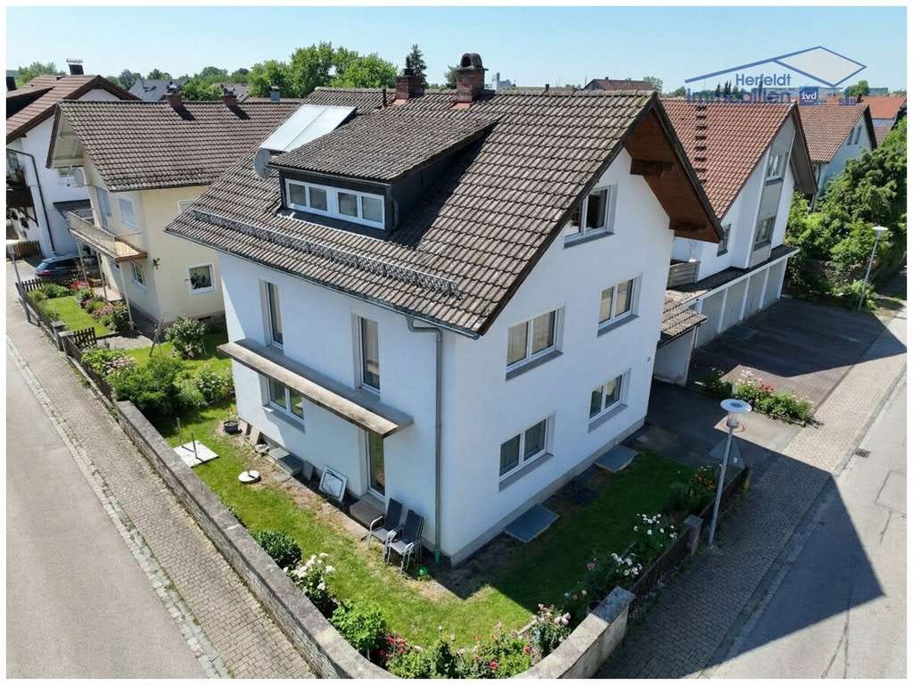 Immobilie in Marktoberdorf - Geräumiges Zweifamilienhaus mit Dachterrasse und viel Potenzial für Familien - teilrenoviert - Bild 0