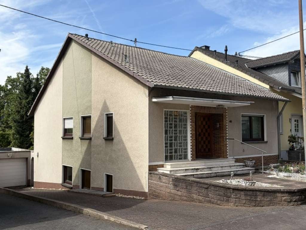 Immobilie in Bad Hönningen - Großes Familienhaus –zwei Wohnbereiche – viele Möglichkeiten in Ariendorf - Bild 2