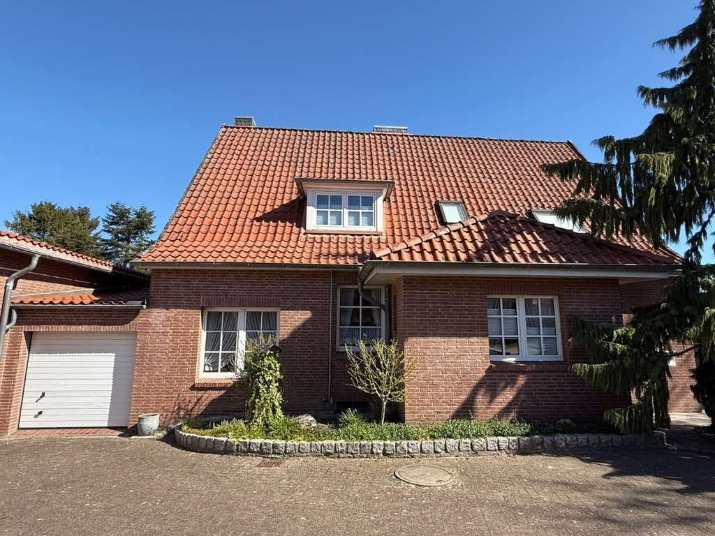 Immobilie in Otterndorf - Historisches Einfamilienhaus mit zwei Garagen im Herzen der Altstadt von Otterndorf - Bild 2