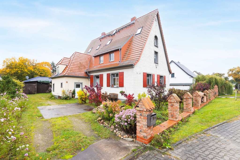 Immobilie in Altlandsberg - Mit Keller, zwei Einbauküchen, Kamin, großem Nebengebäude u.v.m.: Ein-/Zweifamilienhaus in Gielsdorf - Bild 2