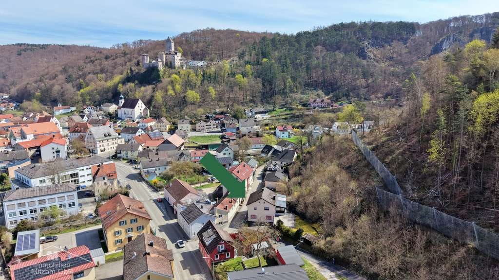 Immobilie in Kipfenberg - Wohnhaus mit 2 Einheiten und Doppelgarage in zentraler Ortsrandlage mit traumhaftem Ausblick - Bild 3