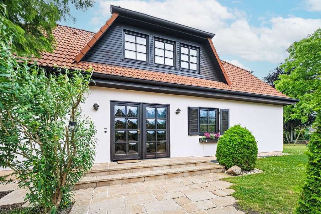 Immobilie in Altlandsberg - Exclusives Einfamilienhaus in begehrter Grünlage, Keller, Kamin, Sauna und Traumgarten - Bild 0