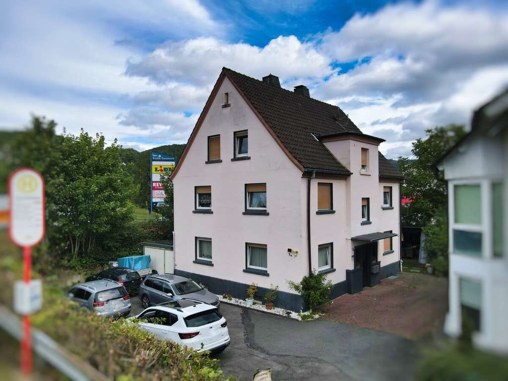 Immobilie in Plettenberg - VR IMMO: Für Macher, Planer und Vermieter – Zweifamilienhaus mit Charakter und Chancen. - Bild 1
