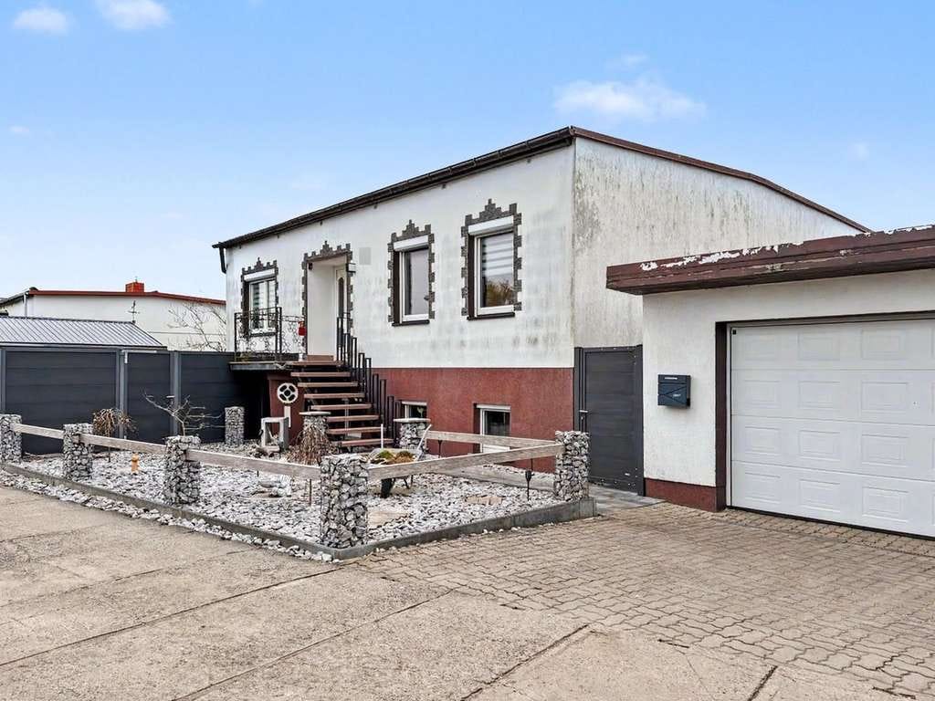 Immobilie in Stavenhagen - Gepflegtes Einfamilienhaus mit Einliegerwohnung, Garten und Garage am Rande von Stavenhagen - Bild 0