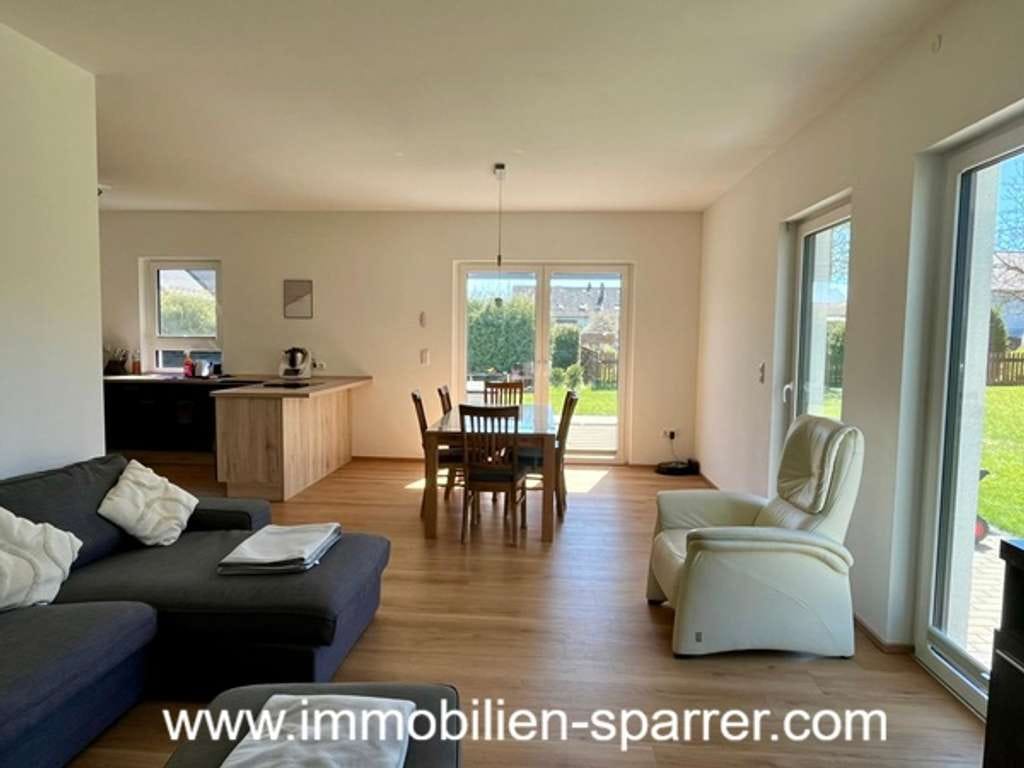 Immobilie in Weiherhammer - Modernes Einfamilienhaus mit großem Grundstück und Doppelgarage - Bild 3