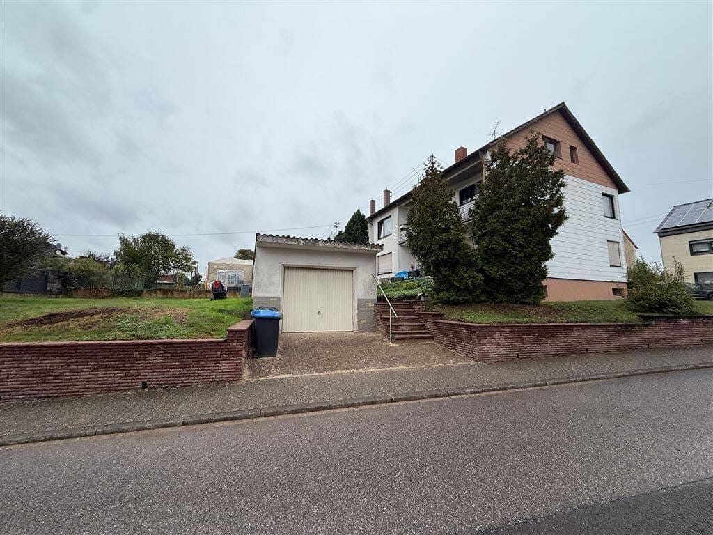 Immobilie in Wadgassen - Zweifamilienhaus mit Garten und Garage in 66787 Wadgassen zu verkaufen - Bild 0