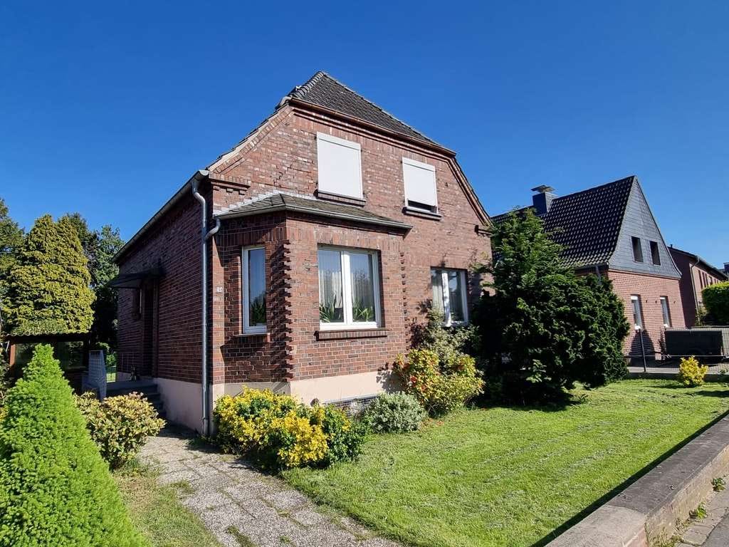 Immobilie in Bedburg-Hau - Freistehendes Einfamilienhaus mit großem Grundstück – Sanierungsobjekt mit Potenzial in Bedburg-Hau - Bild 0