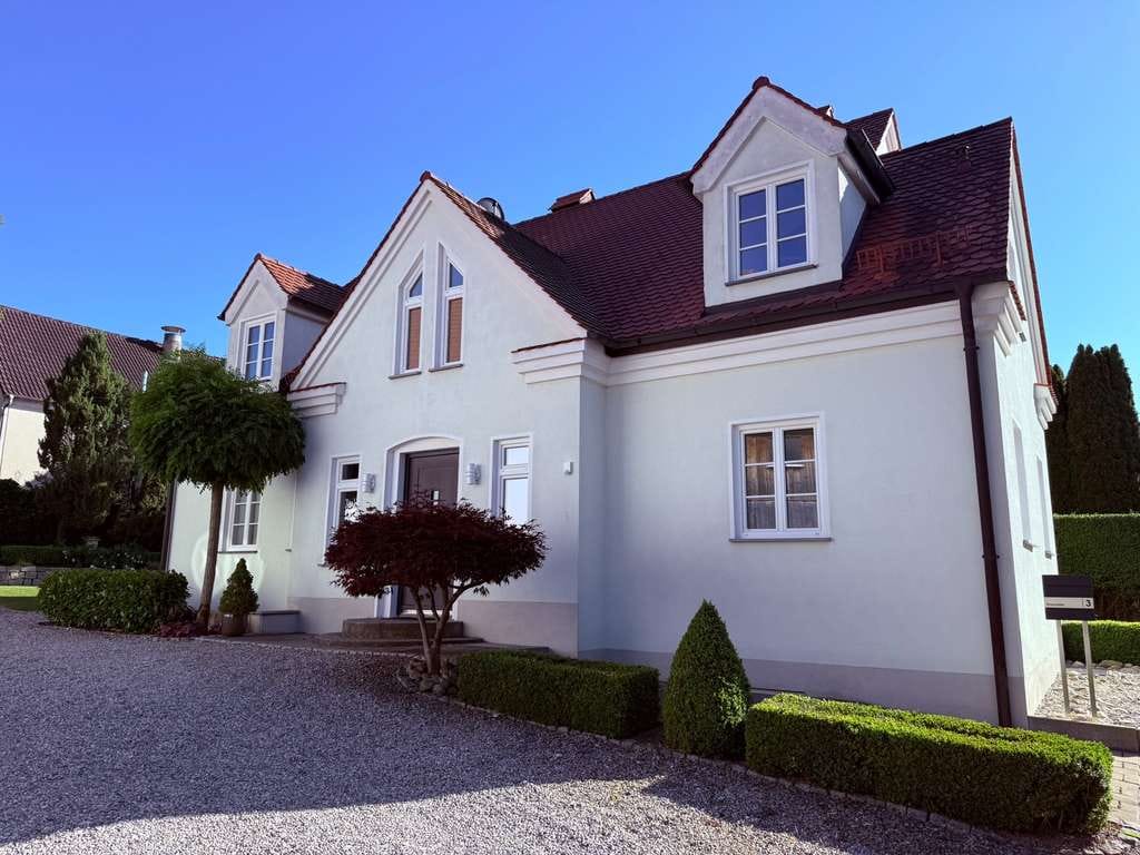 Immobilie in Kirchheim in Schwaben - STILVOLL. ELEGANT. ZEITLOS! EIN ECHTES ZUHAUSE IN RUHIGER LAGE IN SPÖCK! - Bild 1