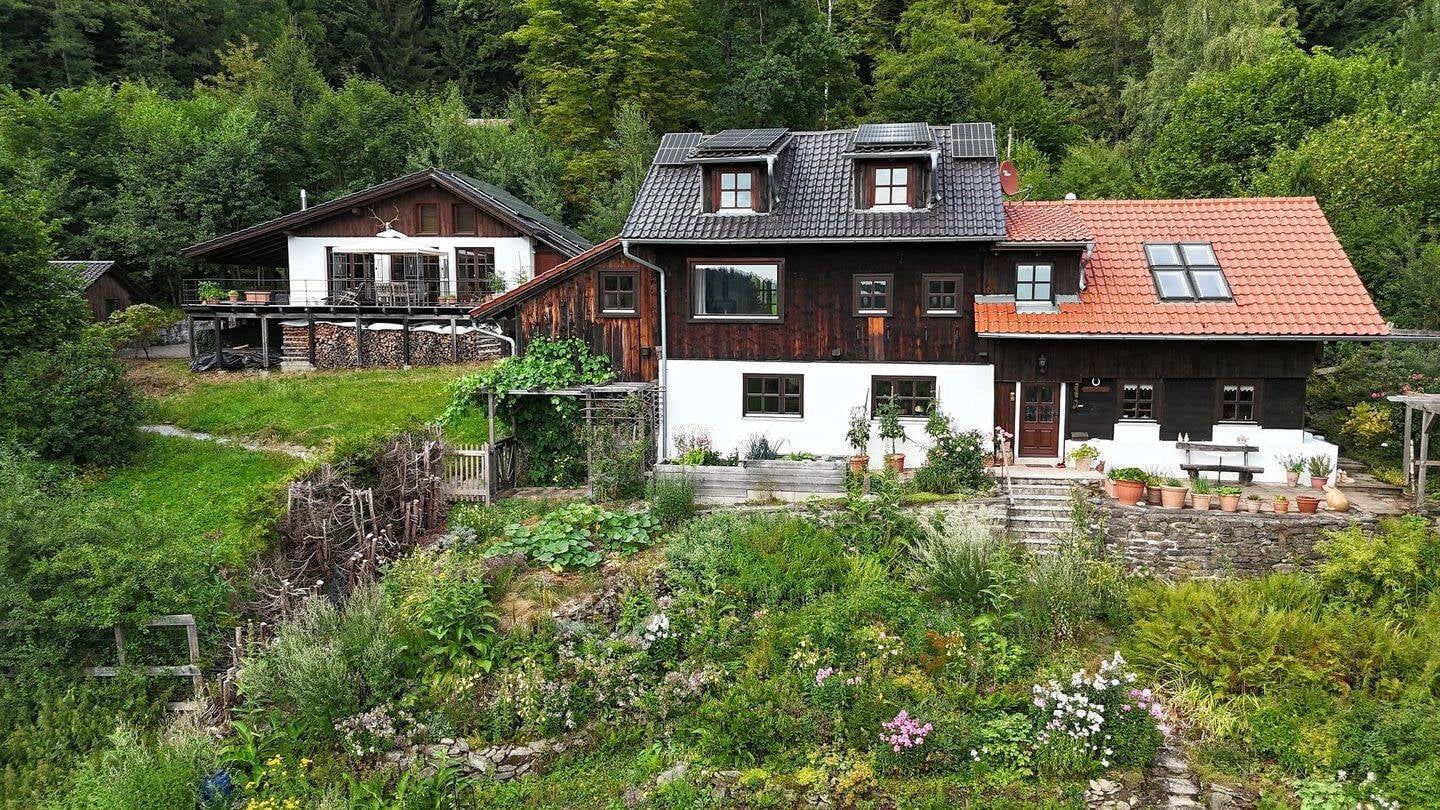 Immobilie in Schöllnach - Zwei tolle Landhäuser mit traumhafter Aussicht über die Donauebene! Anwesen mit ca. 2 ha Grund nähe Grattersdorf - Bild 2