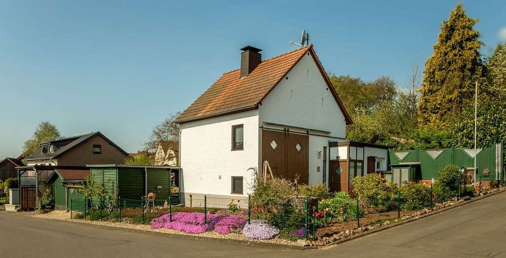 Immobilie in Feusdorf - Charmantes Einfamilienhaus mit großem Garten, Terrasse & Wohnmobil-Carport - Bild 0