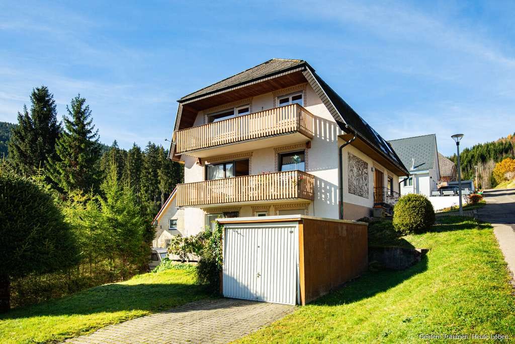 Immobilie in Titisee-Neustadt - Mehrfamilienhaus mit drei Einheiten – vielseitig nutzbar in Titisee-Neustadt zu verkaufen - Bild 0