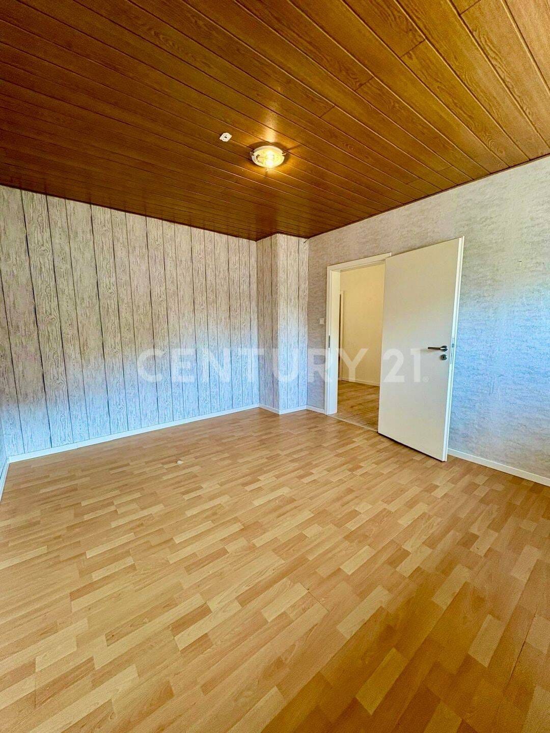 Immobilie in Schönenberg-Kübelberg - Geräumiges 1-2 Familienhaus in zentraler Lage - viel Platz für Ihre Ideen! - Bild 4