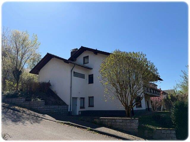 Immobilie in Vöhl - Freistehendes Einfamilienhaus mit Einliegerwohnung in naturnaher Ortsrandlage! - Bild 1