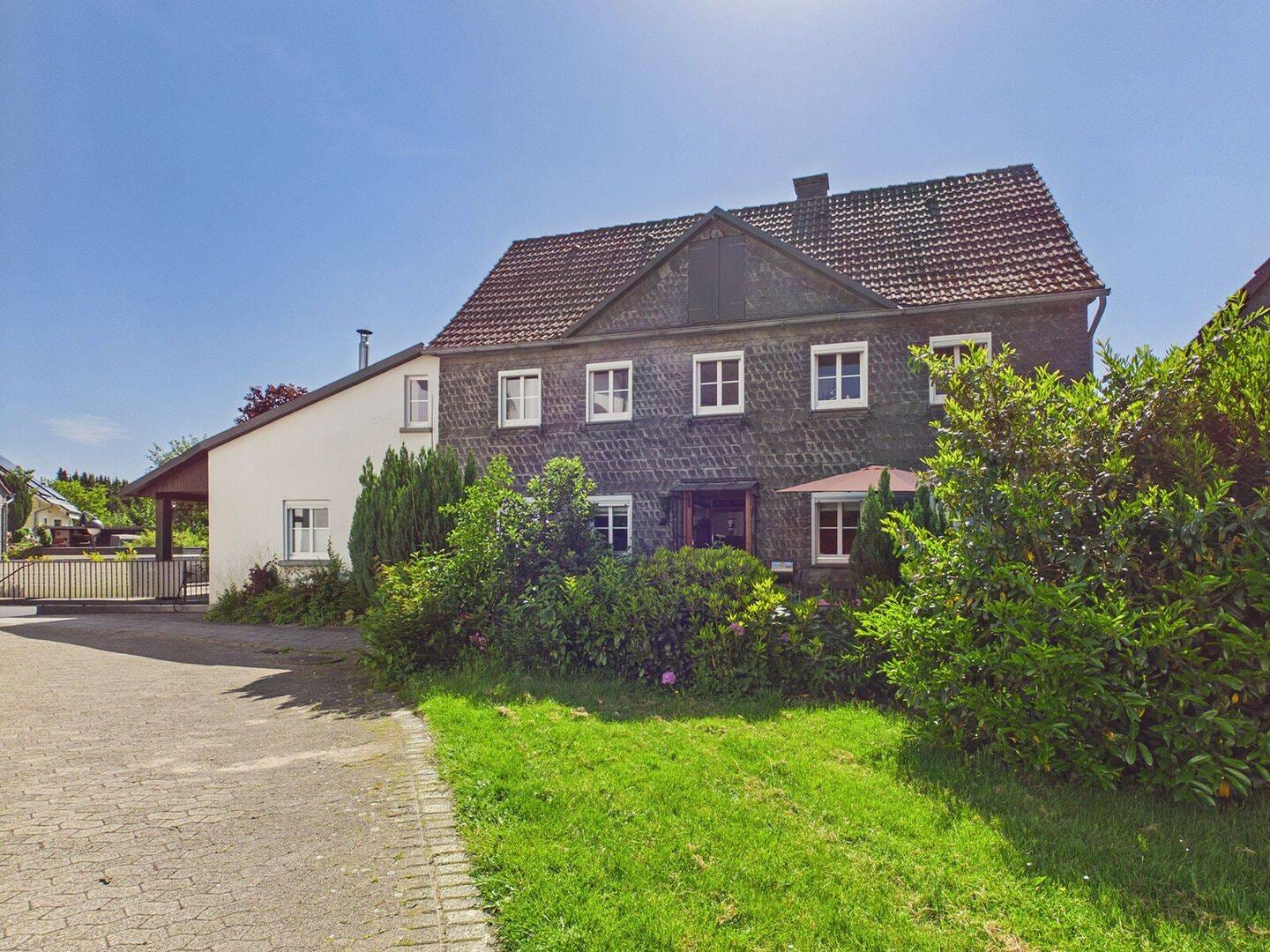 Immobilie in Herscheid - SCHADE IMMOBILIEN - Charmantes Einfamilienhaus mit Historie in Herscheid zu verkaufen! - Bild 1