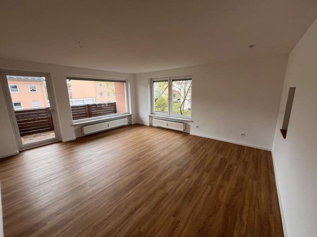 Immobilie in Lappersdorf - 3,6 % Rendite! Teilvermietetes saniertes 3-Fam.-Haus in Lappersdorf, 1. OG frei - Bild 1
