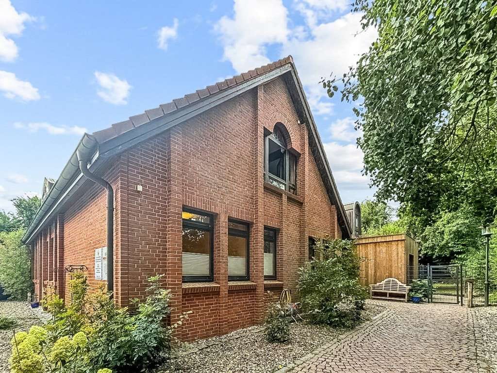 Immobilie in Bad Segeberg - Wohnen und Arbeiten unter einem Dach - Modernes Praxisgebäude mit  Wohneinheit in Bad Segeberg - Bild 1