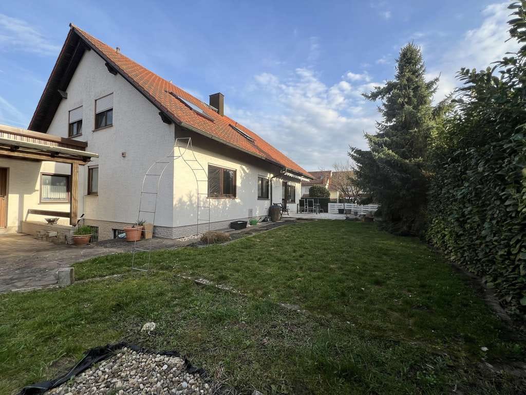 Immobilie in Bergrheinfeld - Attraktives Zweifamilienhaus mit Einliegerwohnung & Gartenparadies! - Bild 2