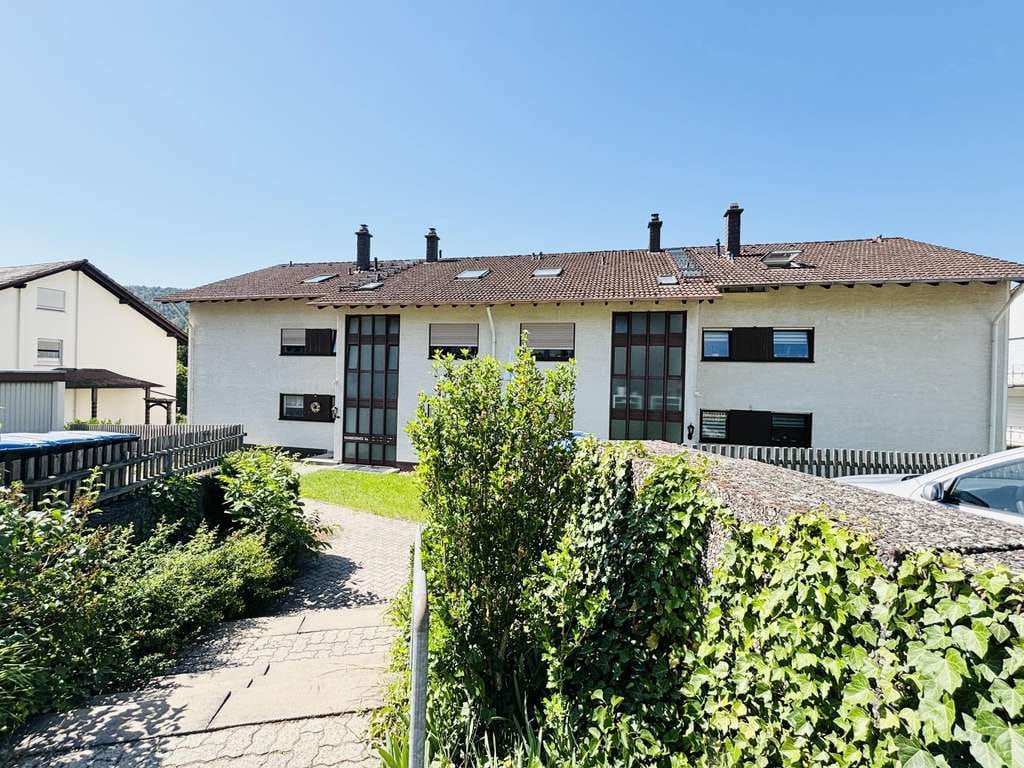 Immobilie in Klingenberg am Main - Gemütlich geschnittene 3-Zi-Dachgeschosswohnung mit Süd-Loggia in kleiner Wohneinheit - bezugsfrei ! - Bild 2