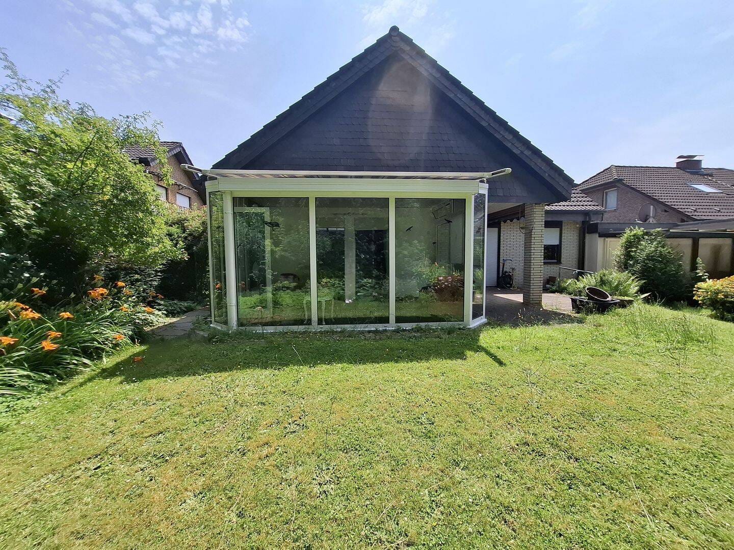 Immobilie in Moers - Freistehendes Ein-/Zweifamilienhaus mit Garten, Sauna und Kellerbar in ruhiger Sackgasse in Moers-Kapellen - Bild 0