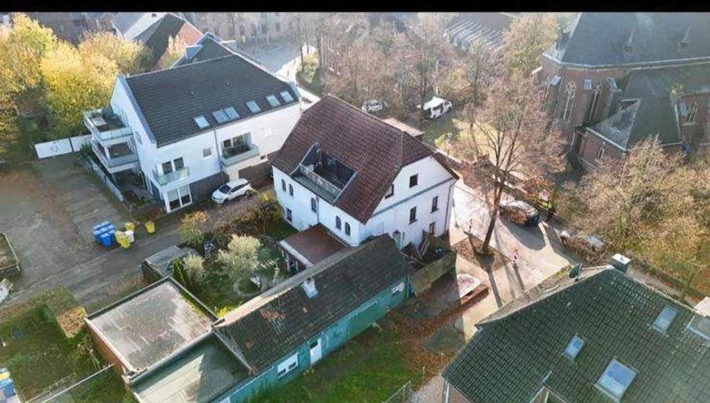 Immobilie in Schwalmtal - Raum für Ihre Zukunft – Großes Zweifamilienhaus mit vielseitigen Möglichkeiten - Bild 1