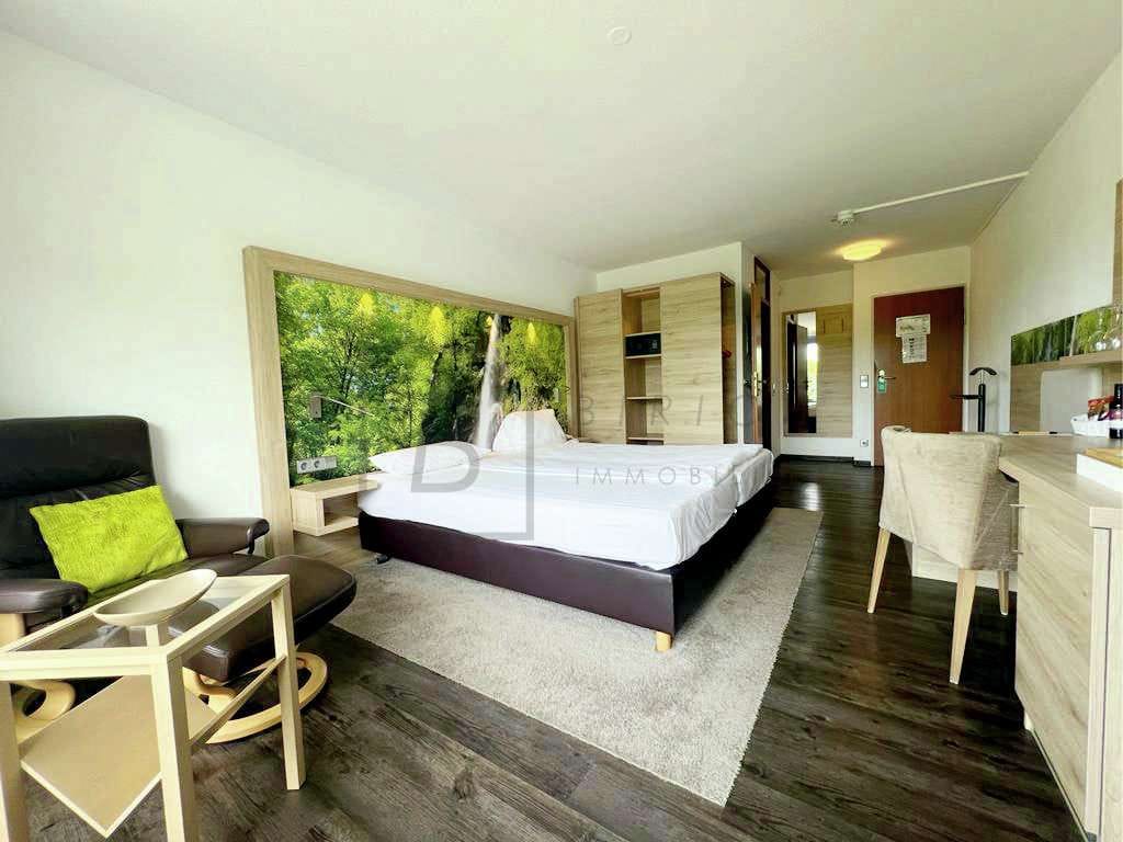 Immobilie in Bad Urach - Attraktive Kapitalanlage - Apartment / Hotelzimmer mitten in Kurzentrum von Bad Urach **VERMIETET** - Bild 2