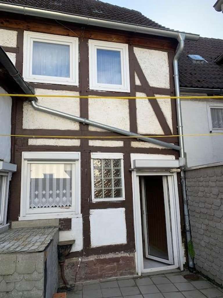 Immobilie in Holzminden - Kleines renovierungsbedürftiges Reihenmittelhaus im Herzen der Stadt   - Bild 1