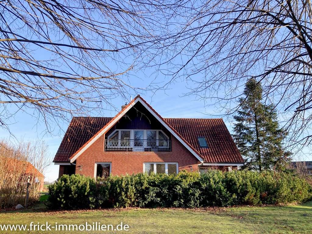 Immobilie in Göhl - Resthof mit Wohnhaus, ehem. Wirtschaftsgebäude, Doppelgarage und 0,82 ha Land - Bild 2