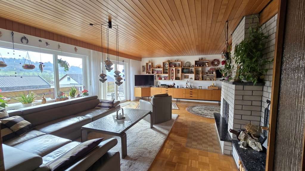 Immobilie in Heimsheim - TOP Einfamilienhaus mit Einliegerwohnung, Wintergarten, Garten u. 3 Garagen wartet auf SIE - Bild 0