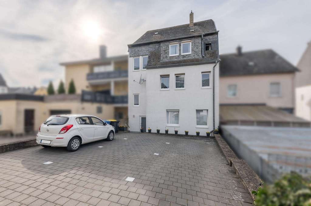 Immobilie in Kastellaun - Kernsaniertes Dreifamilienhaus mit Charakter, drei Stellplätzen und soliden Mieteinnahmen - Bild 3