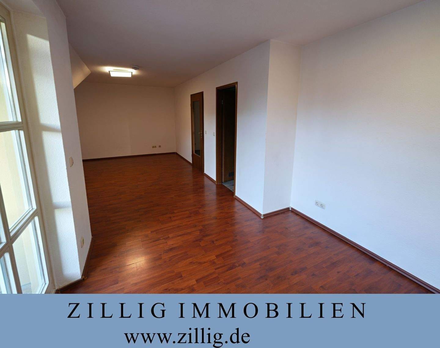 Immobilie in Neutraubling - Extravagant 2-Zi.-Atelier-ETW auf zwei Ebenen - FREI - EBK - Laminatböden - Loggia - ZILLIG IMMOBILIEN - Bild 2