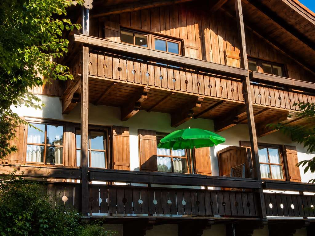 Immobilie in Prien am Chiemsee - Charmante 2-Zimmer-Ferienwohnung in Prien, großer Westbalkon mit Bergblick, Sauna & zwei Stellplätze - Bild 0