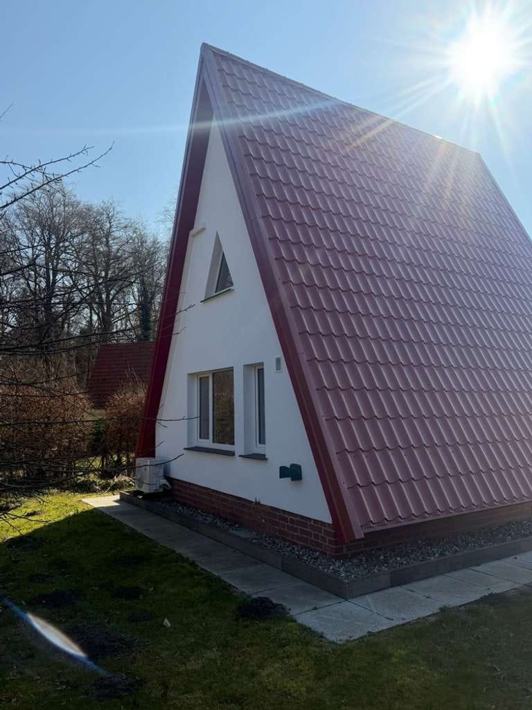 Immobilie in Groß Mohrdorf - Charmante Finnhütte als Wohn- oder Ferienhaus mit Pool und zwei Gartenhäusern an der Ostsee - Bild 1