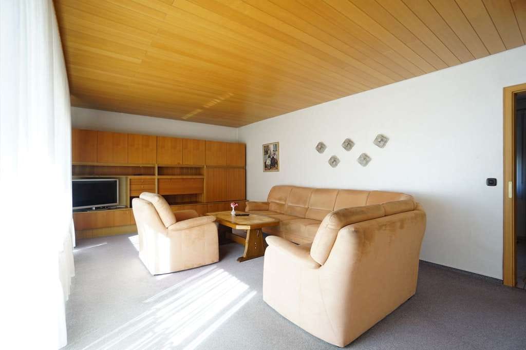 Immobilie in Wannweil - Freistehendes Einfamilienhaus mit schönem Garten und Garage in Ortsrandlage - Bild 2