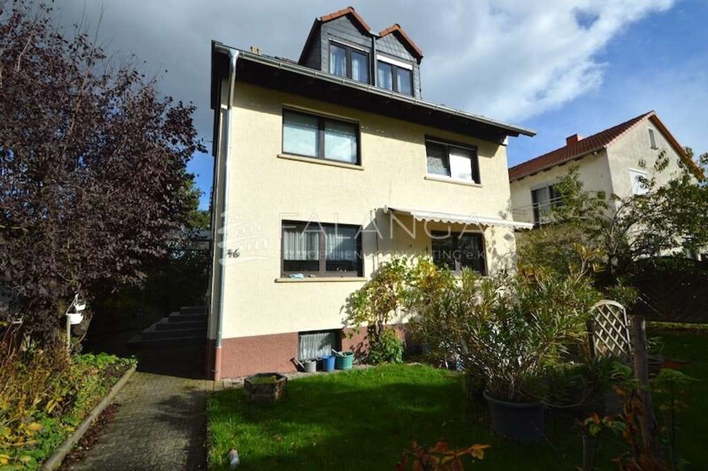 Immobilie in Stadecken-Elsheim - FALANGA IMMOBILIEN – 2 pfiffige und eigenständige Wohnungen und ein DG-Zimmer in Stadecken-Elsheim! - Bild 1