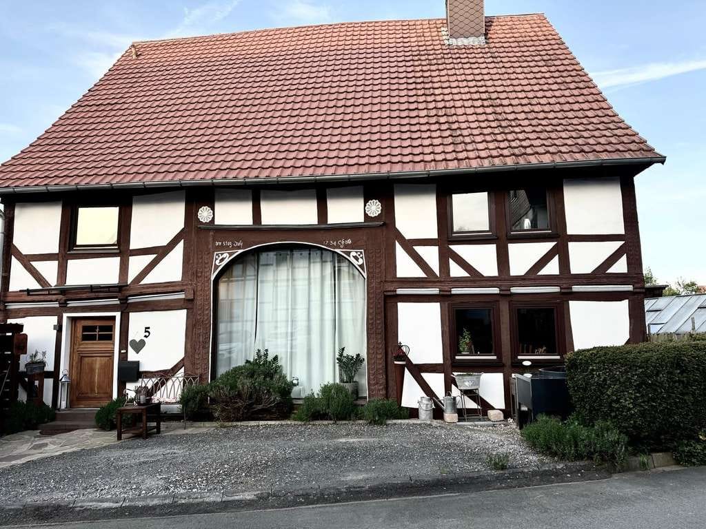 Immobilie in Grebenstein -  Ein Haus zum Verlieben – besonderes Fachwerkhaus mit Galerie, Charakter und moderner Energietechnik - Bild 0