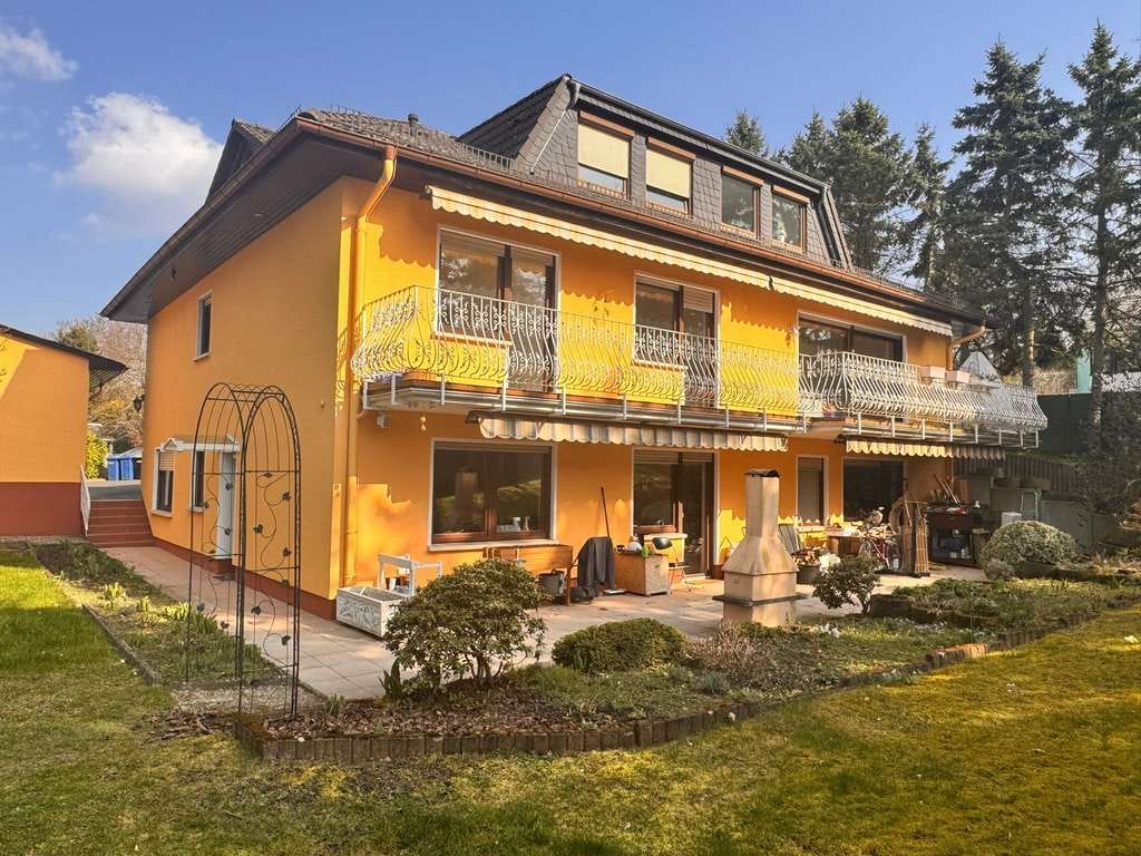 Immobilie in Taunusstein - VIELSEITIGE NUTZUNGSMÖGLICHKEITEN - 3 EINHEITEN IM HAUS / 3 GARAGEN UND CA. 1300 QM GRUNDSTÜCK - Bild 0