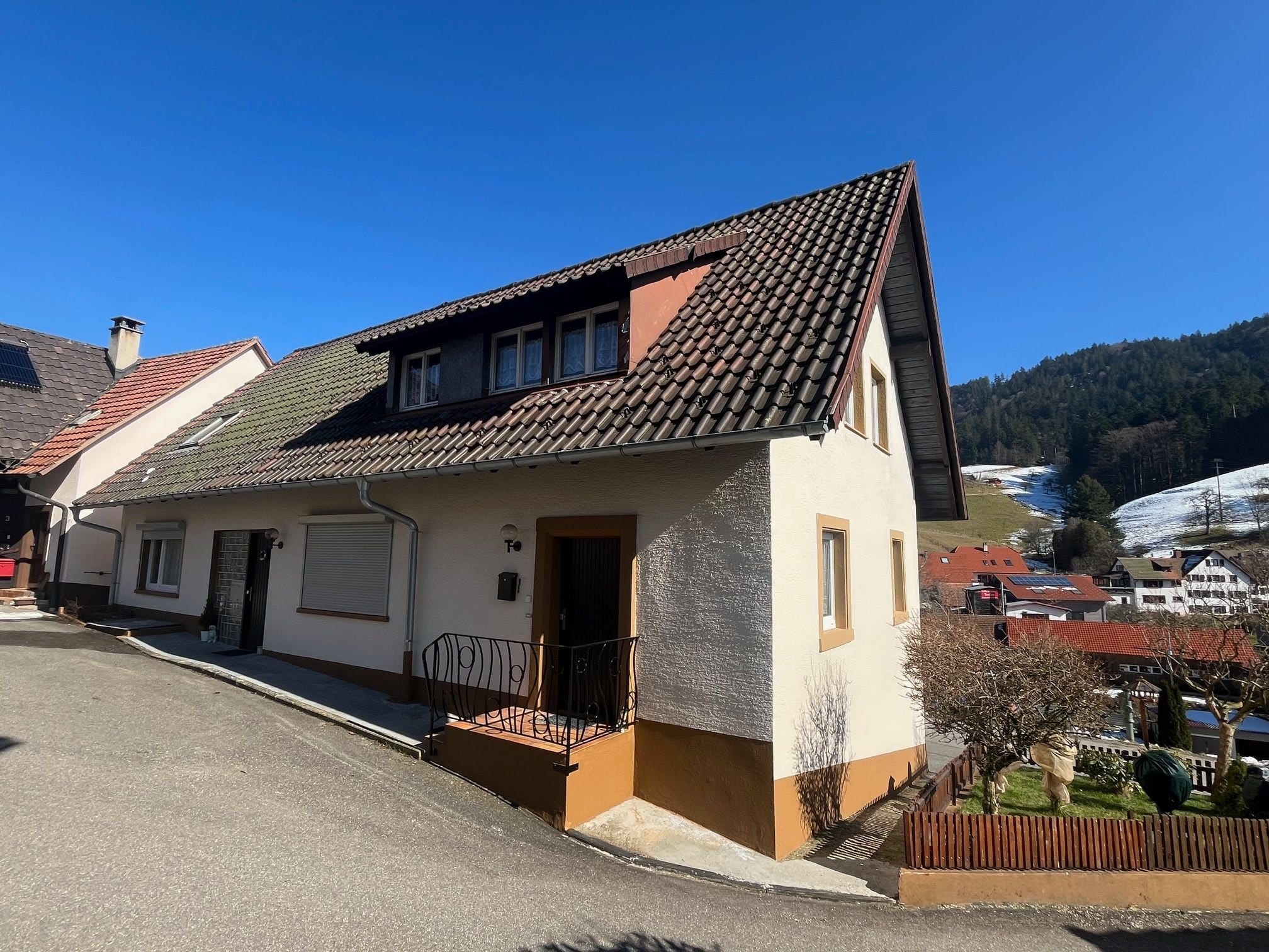 Immobilie in Malsburg-Marzell - Neuer Preis: Solides Zweifamilienhaus in Malsburg-Marzell mit viel Platz und jeder Menge Möglichkeiten - Bild 1