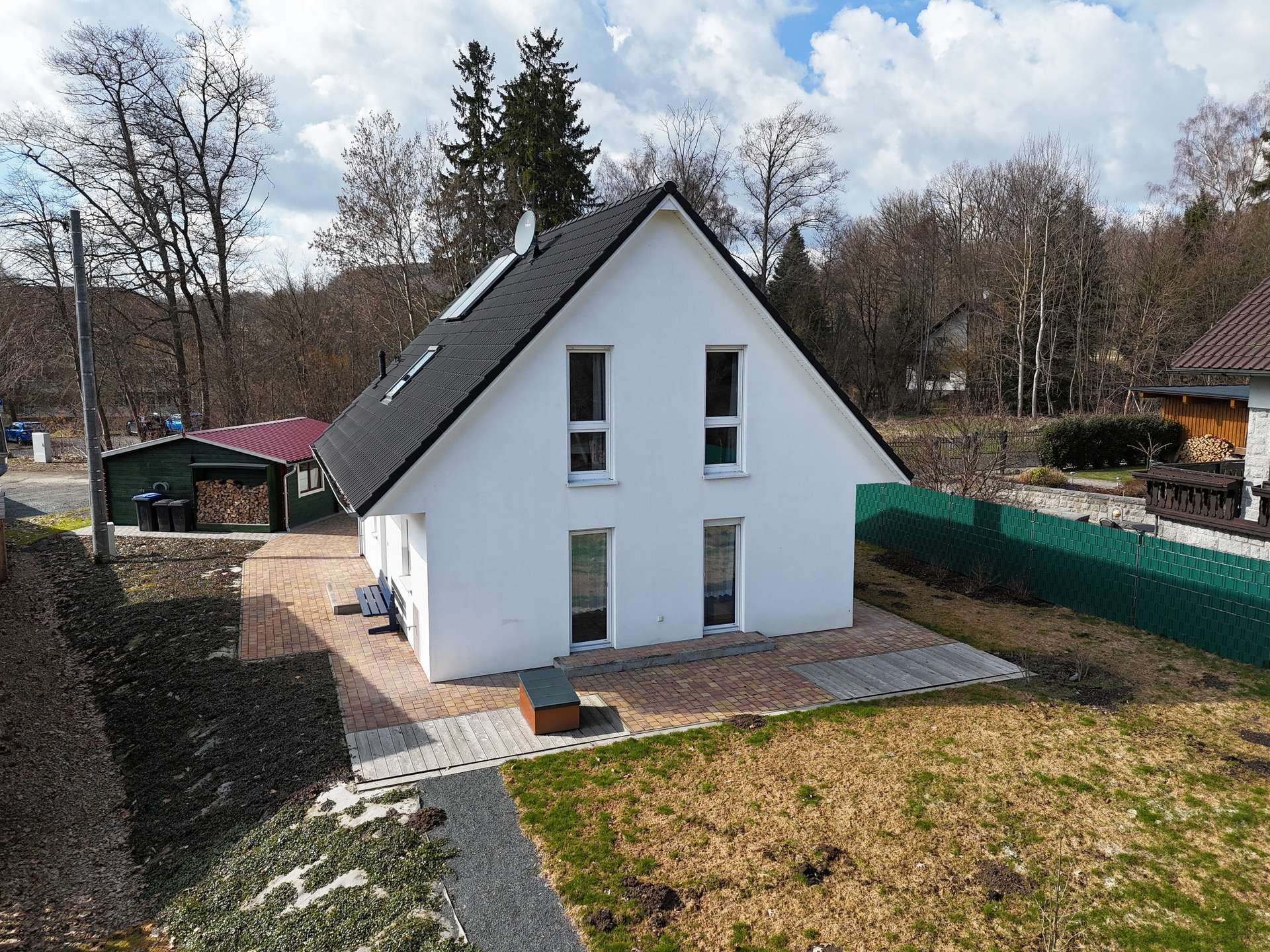 Immobilie in Bad Brambach - Modernes Einfamilienhaus mit Kamin, Garten & Garage in Bad Elster - Bild 0