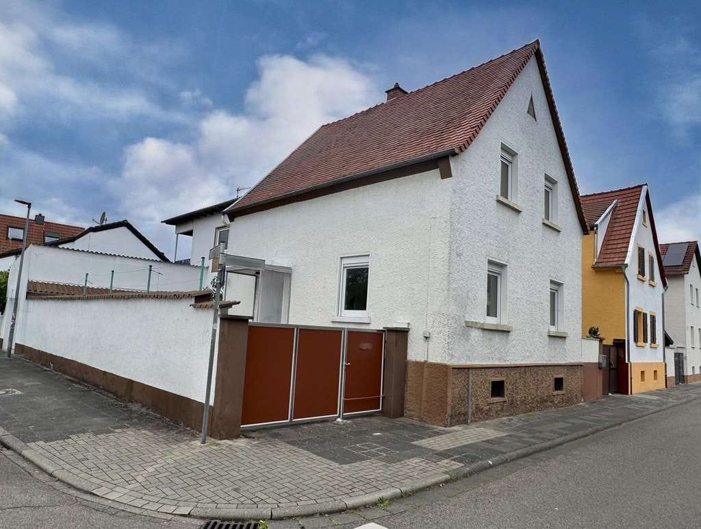 Immobilie in Haßloch - Freistehendes Einfamilienhaus mit Innenhof in ruhiger Lage von Haßloch  - Bild 1